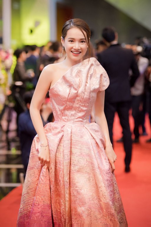 Nhã Phương giảm cân, đẹp cuốn hút trên thảm đỏ VTV Awards 2019