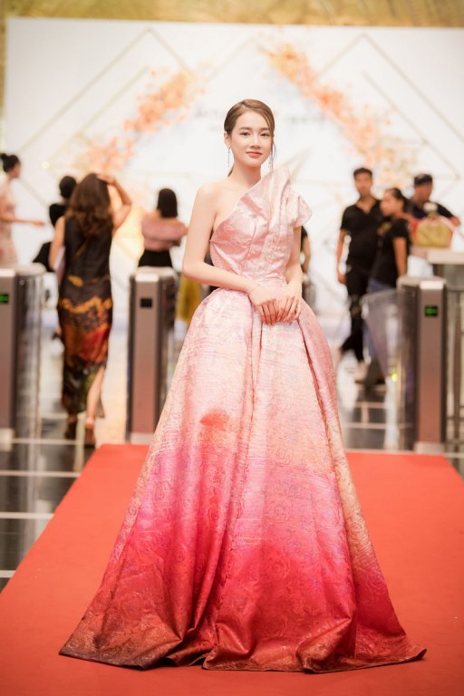 Nhã Phương giảm cân, đẹp cuốn hút trên thảm đỏ VTV Awards 2019