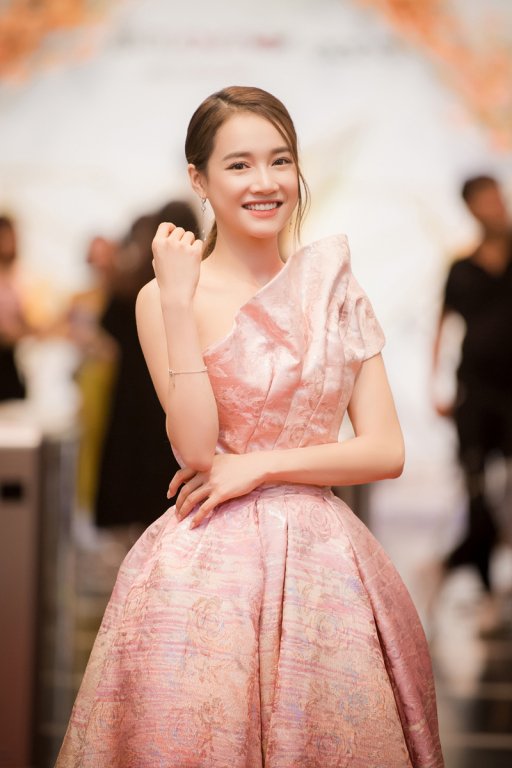 Nhã Phương giảm cân, đẹp cuốn hút trên thảm đỏ VTV Awards 2019