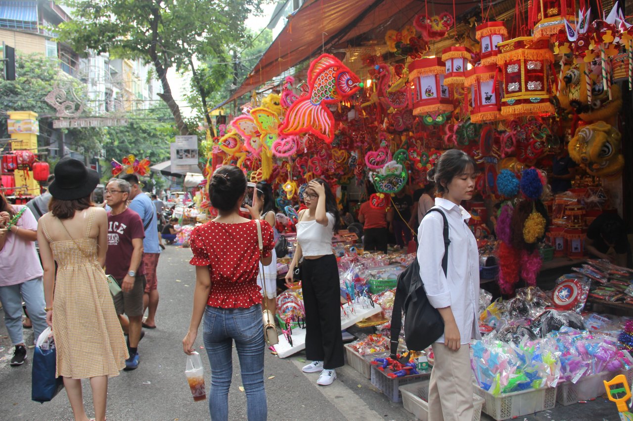 tieu-thuong-hang-ma-dong-loat-treo-bien-cam-chup-anh