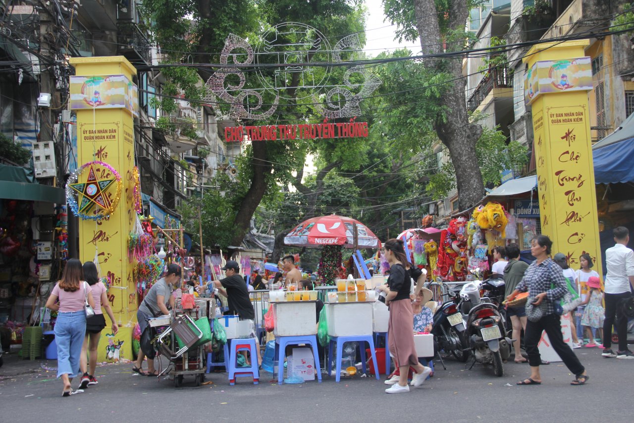 tieu-thuong-hang-ma-dong-loat-treo-bien-cam-chup-anh