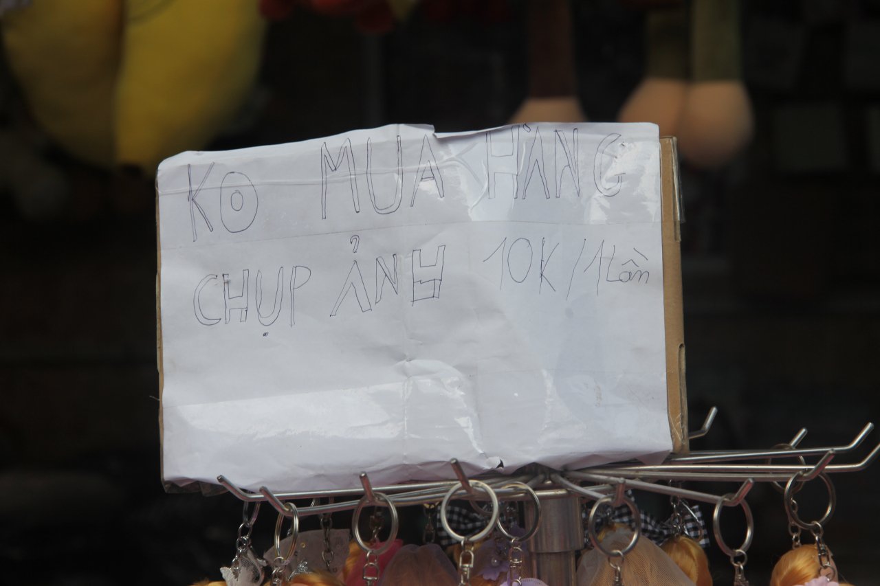 tieu-thuong-hang-ma-dong-loat-treo-bien-cam-chup-anh