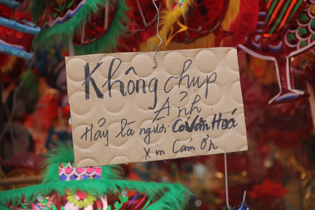 tieu-thuong-hang-ma-dong-loat-treo-bien-cam-chup-anh
