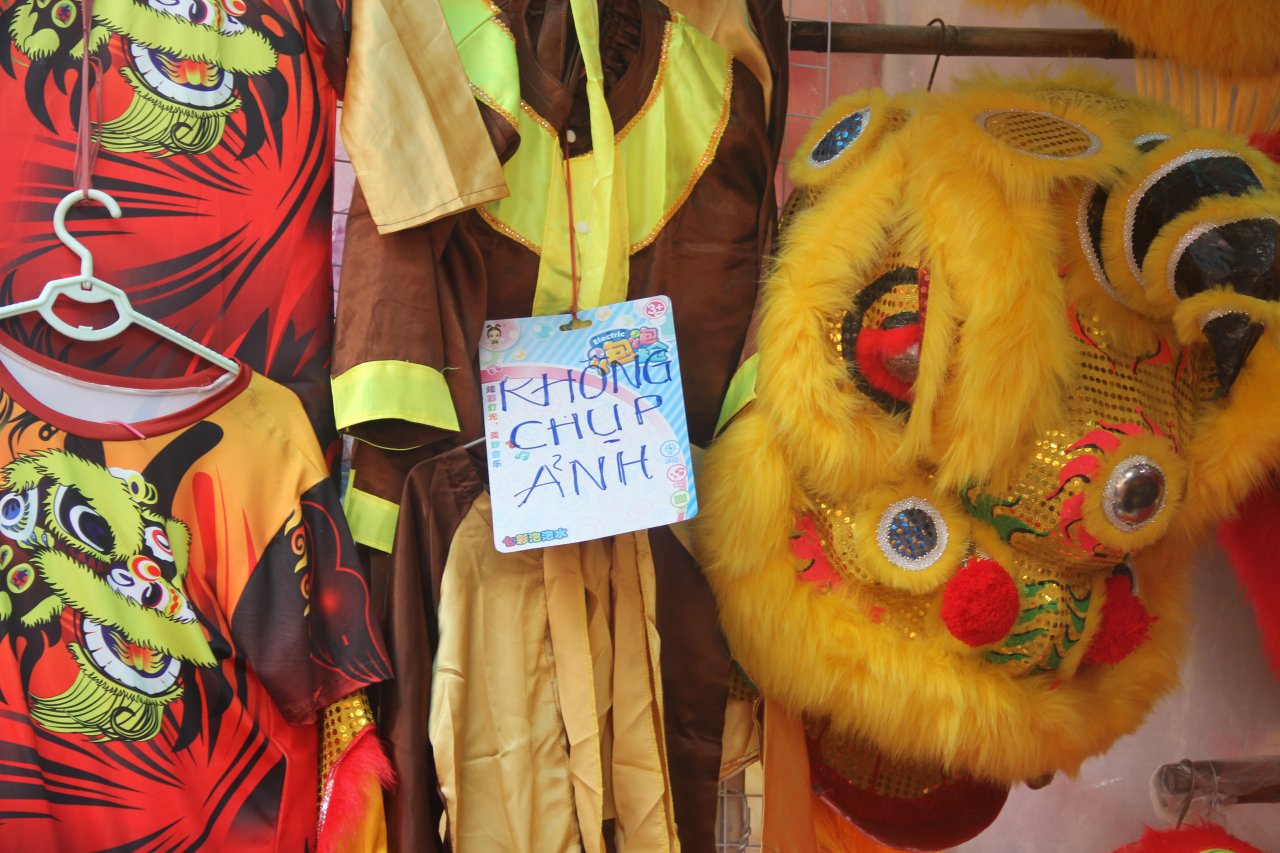 tieu-thuong-hang-ma-dong-loat-treo-bien-cam-chup-anh