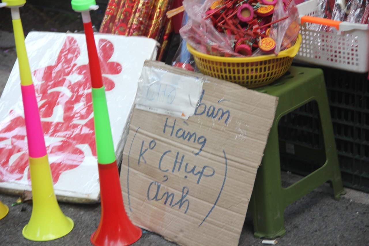 tieu-thuong-hang-ma-dong-loat-treo-bien-cam-chup-anh