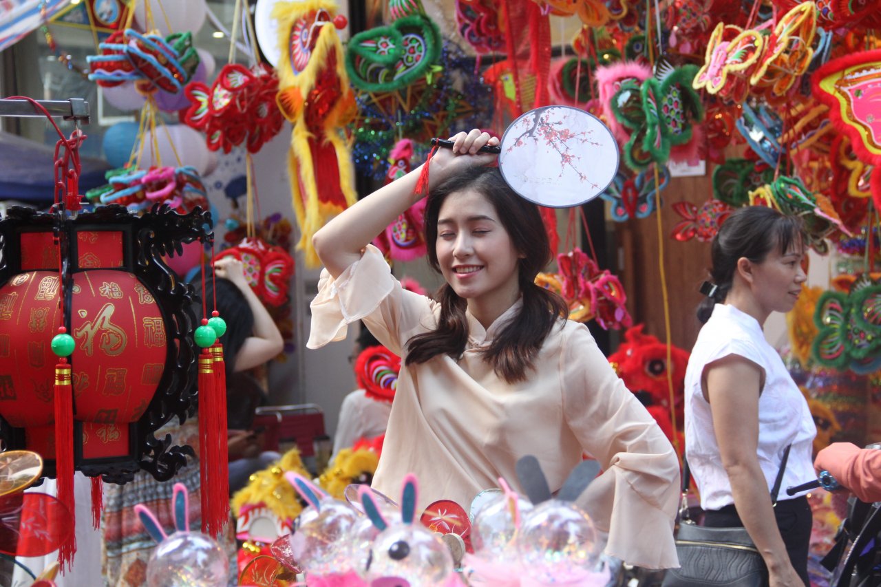 tieu-thuong-hang-ma-dong-loat-treo-bien-cam-chup-anh