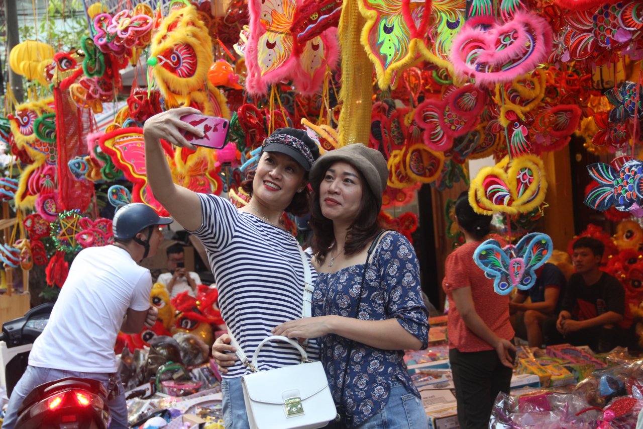 tieu-thuong-hang-ma-dong-loat-treo-bien-cam-chup-anh