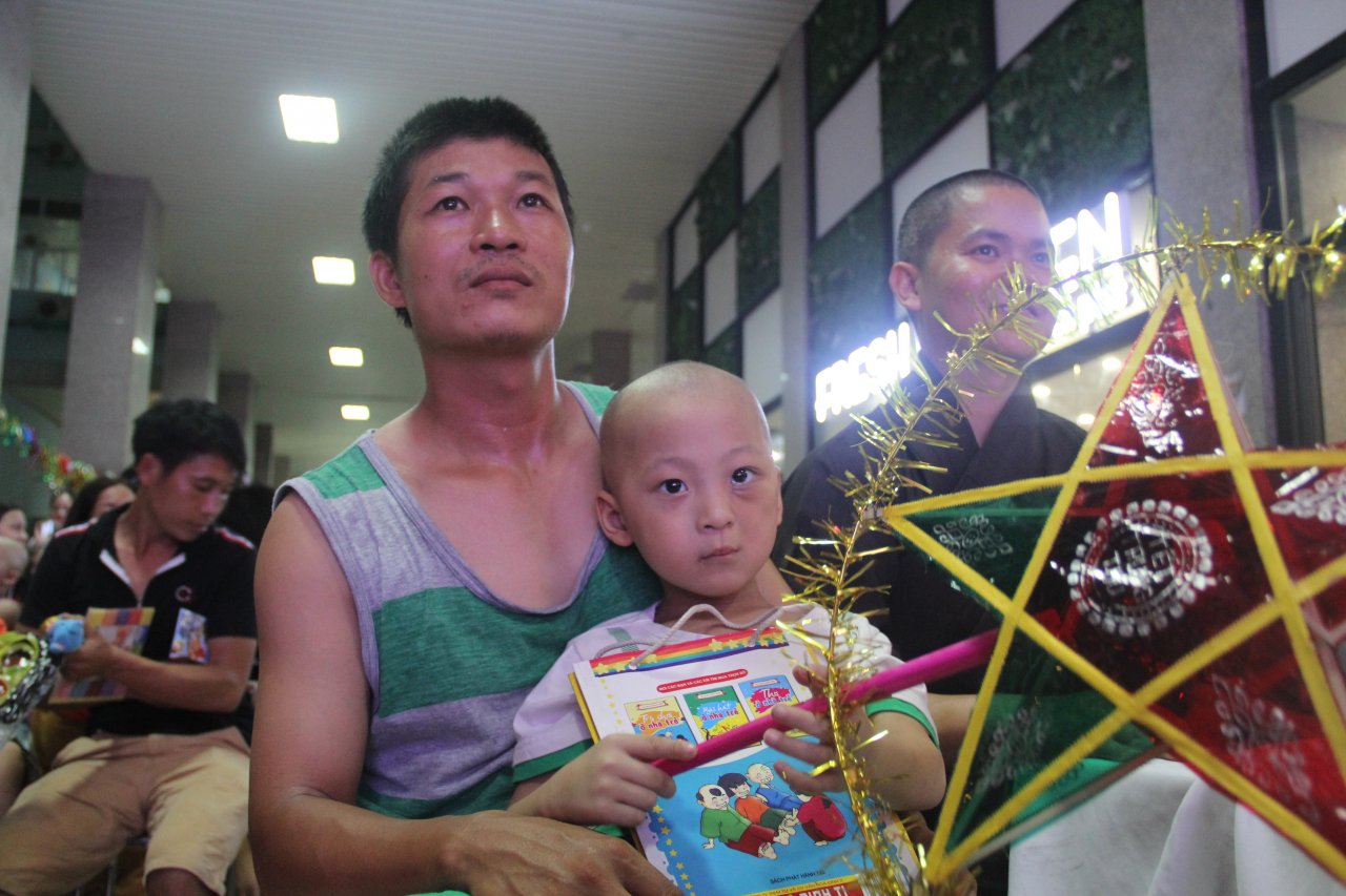trung-thu-som-cua-nhung-em-be-dau-troc