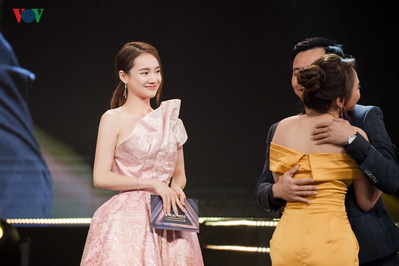 Nhã Phương giảm cân, đẹp cuốn hút trên thảm đỏ VTV Awards 2019