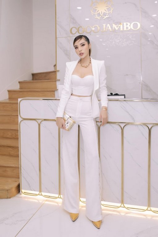 my-nhan-viet-mac-dep-tuan-qua