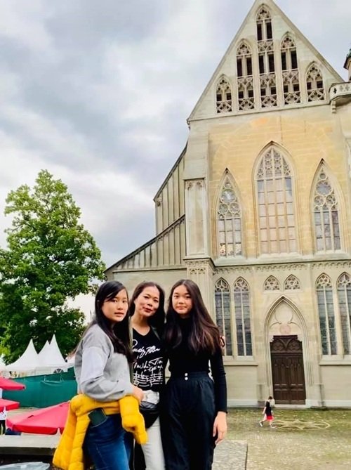 Ca sĩ Mỹ Lệ cho hai 2 con gái Misa và Misu đi du học ở Đức. Học phí mỗi năm tại trường này là khoảng 49.000 Euro (1,2 tỷ đồng).