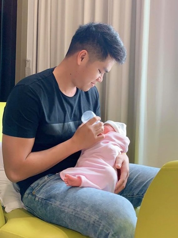 Lê Phương vừa chia sẻ clip ghi lại hành trình vượt cạn của cô khi sinh em bé thứ hai vào ngày 28/8. Khoảng 45 phút sau khi vào phòng mổ, Lê Phương hạ sinh con gái, nặng 3,4kg. Khoảnh khắc thấy con cất tiếng khóc chào đời, ông xã Trung Kiên không giấu được nước mắt hạnh phúc.