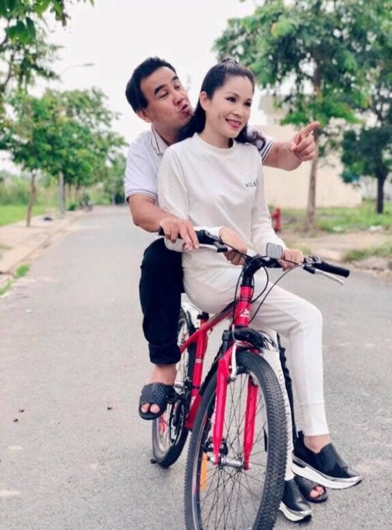 Quyền Linh đăng ảnh bên bà xã kỷ niệm 14 năm ngày cưới.