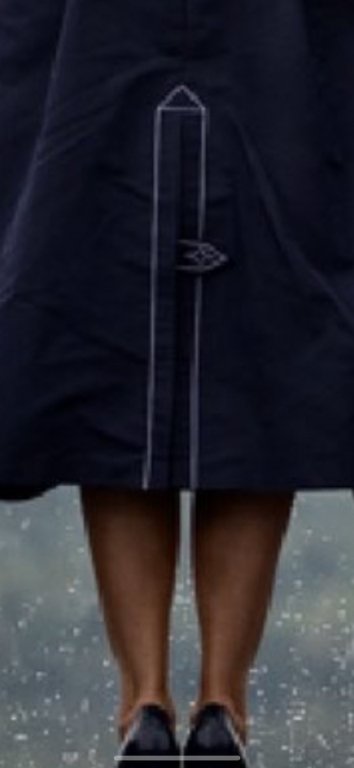 ba-melania-trump-gay-tranh-cai-vi-mac-vay-co-chi-tiet-giong-may-bay-dam-vao-toa-thap-ngay-119