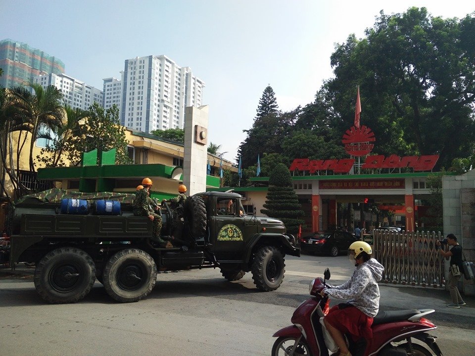 ha-noi-tay-doc-thuy-ngan-nha-xuong-rang-dong