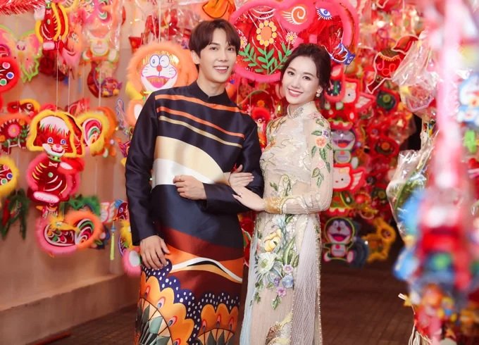 Hari Won chụp ảnh Trung thu bên nam ca sĩ - diễn viên Park Jung Min tại phố đèn lồng, TP.HCM. Cả hai vừa có dịp đóng chung phim điện ảnh '