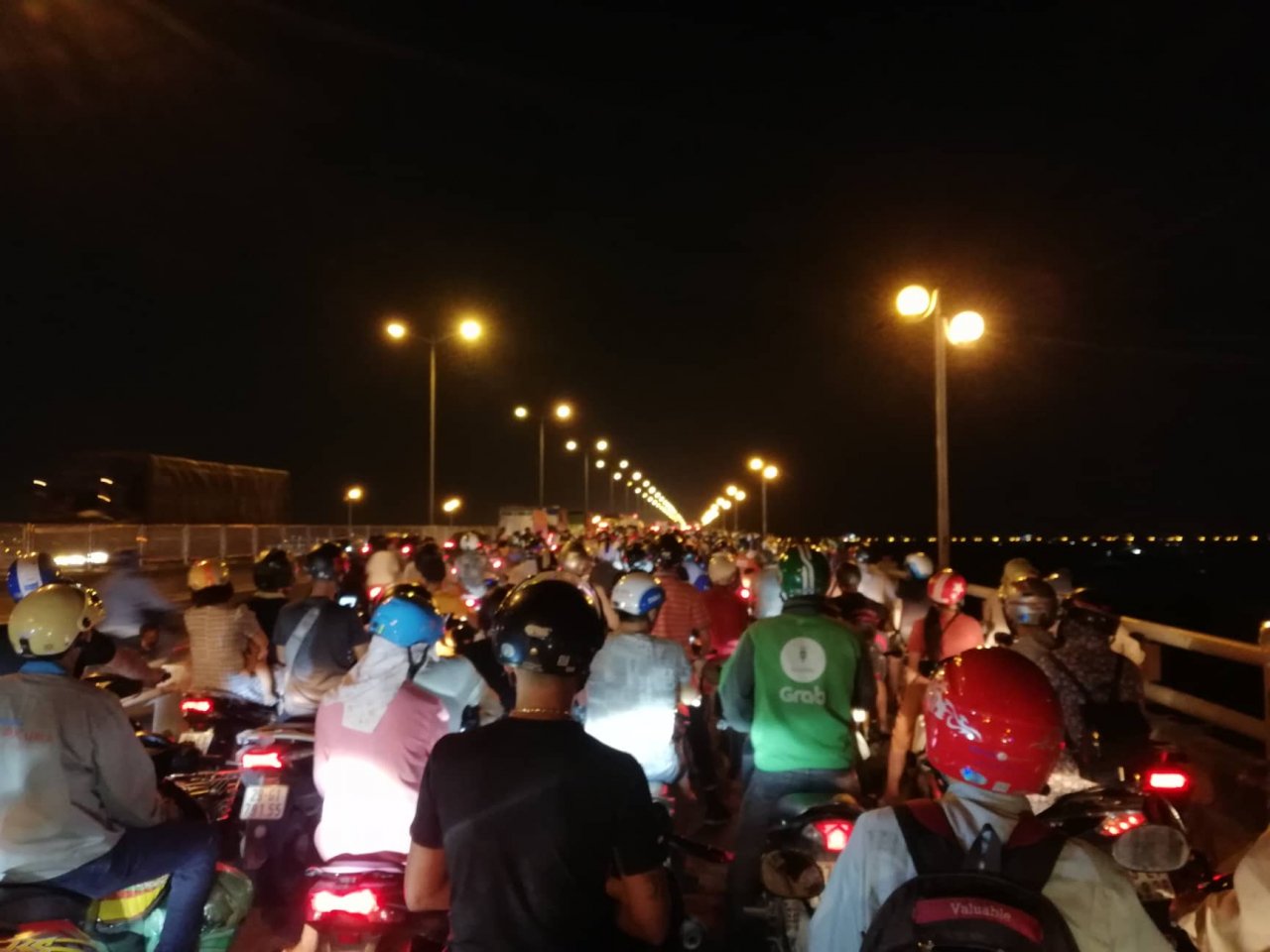container-mat-lai-tong-hang-loat-xe-may-tren-cau-thanh-tri-mot-nguoi-vang-xuong-song-tu-vong
