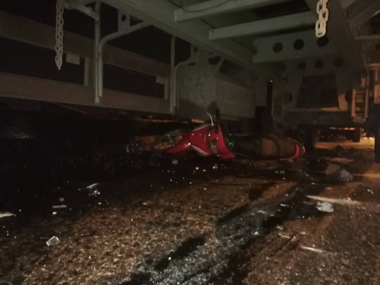 container-mat-lai-tong-hang-loat-xe-may-tren-cau-thanh-tri-mot-nguoi-vang-xuong-song-tu-vong