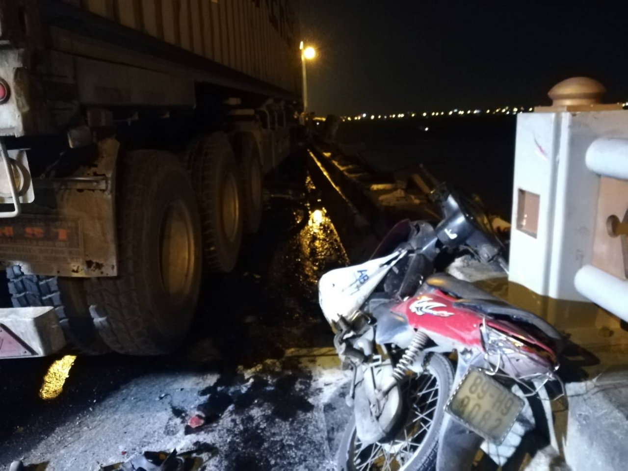 container-mat-lai-tong-hang-loat-xe-may-tren-cau-thanh-tri-mot-nguoi-vang-xuong-song-tu-vong