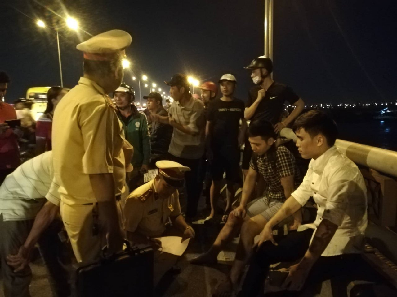 container-mat-lai-tong-hang-loat-xe-may-tren-cau-thanh-tri-mot-nguoi-vang-xuong-song-tu-vong