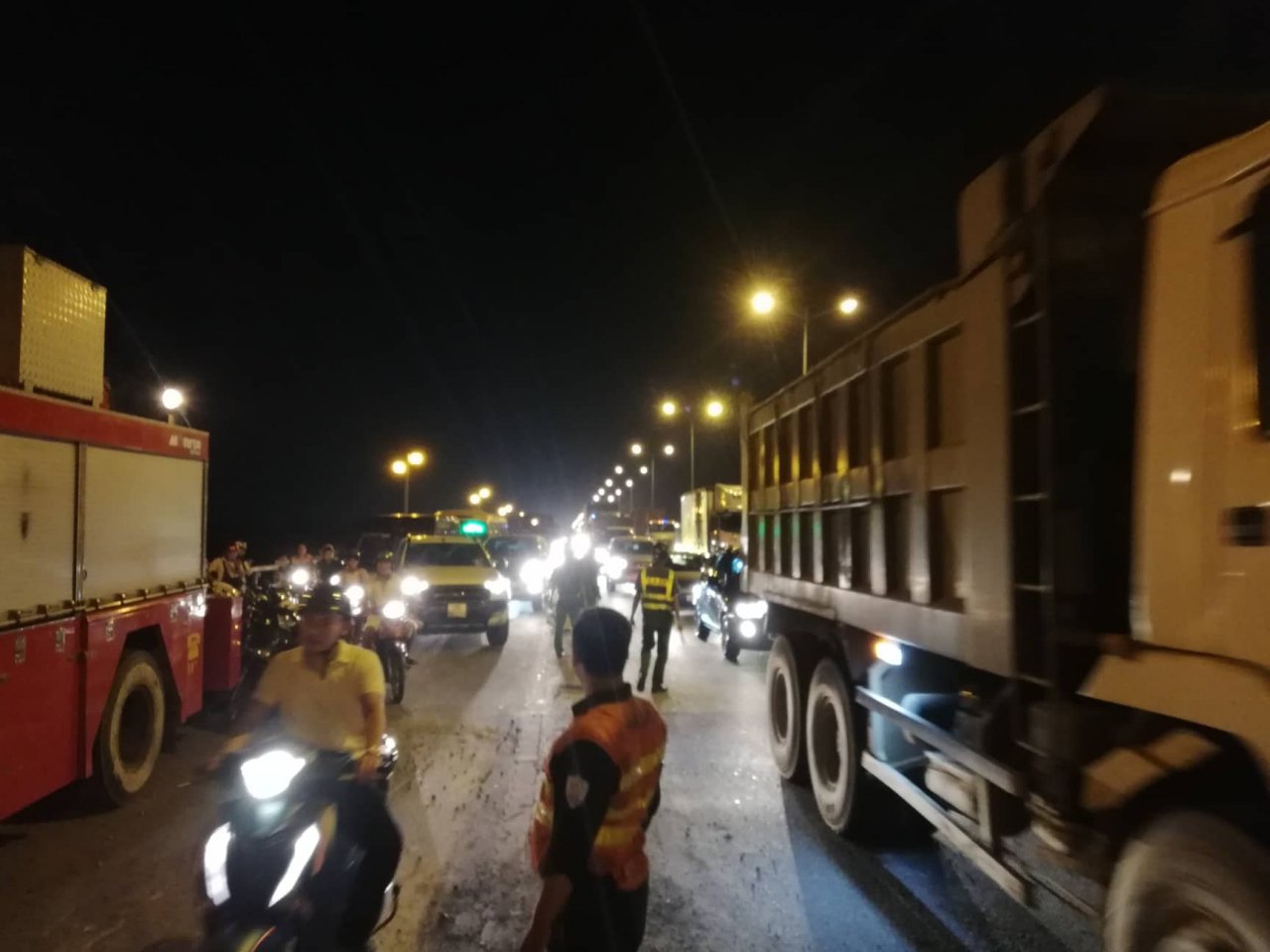 container-mat-lai-tong-hang-loat-xe-may-tren-cau-thanh-tri-mot-nguoi-vang-xuong-song-tu-vong