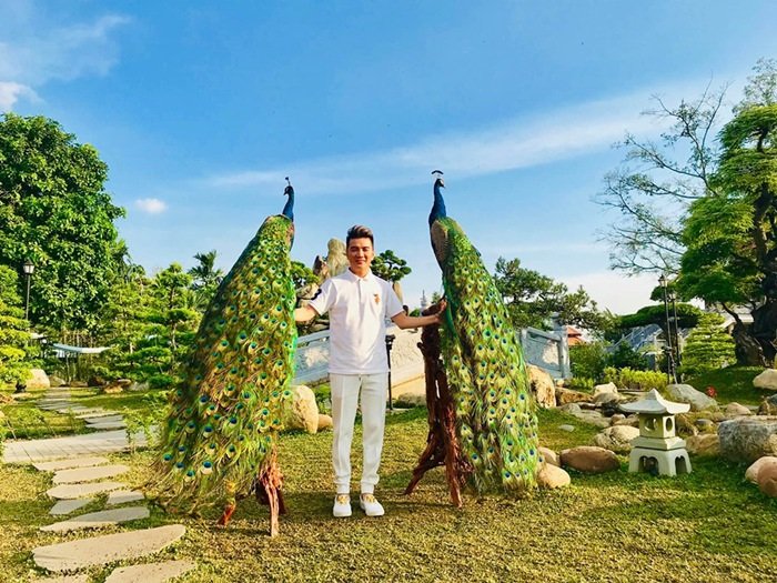 Đàm Vĩnh Hưng mang lễ 