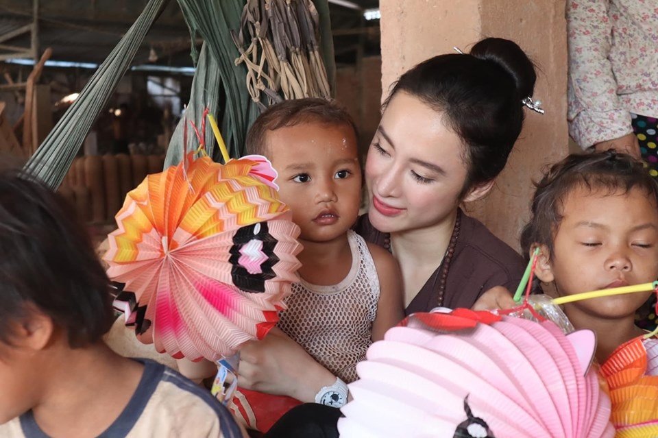 Angela Phương Trinh đi từ thiện dịp Trung thu.