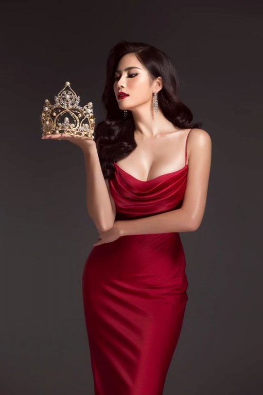 Trên trang cá nhân, Hoàng Hạnh cũng khoe tin vui tới người hâm mộ. Chân dài chia sẻ: 
