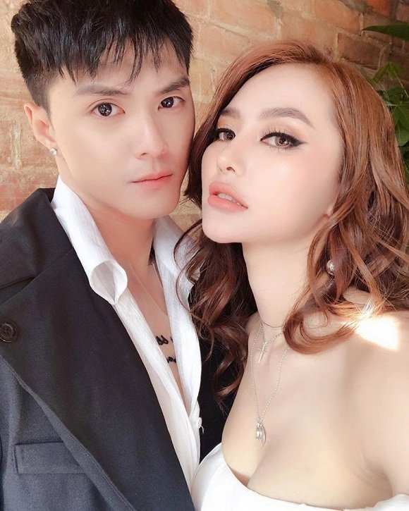 Trong ảnh mới được Linh Chi đăng tải, Lâm Vinh Hải bị cư dân mạng nghi ngờ mới nâng mũi. Đáp lại bình luận này, Linh Chi khẳng định chồng cô không hề phẫu thuật thẩm mỹ.