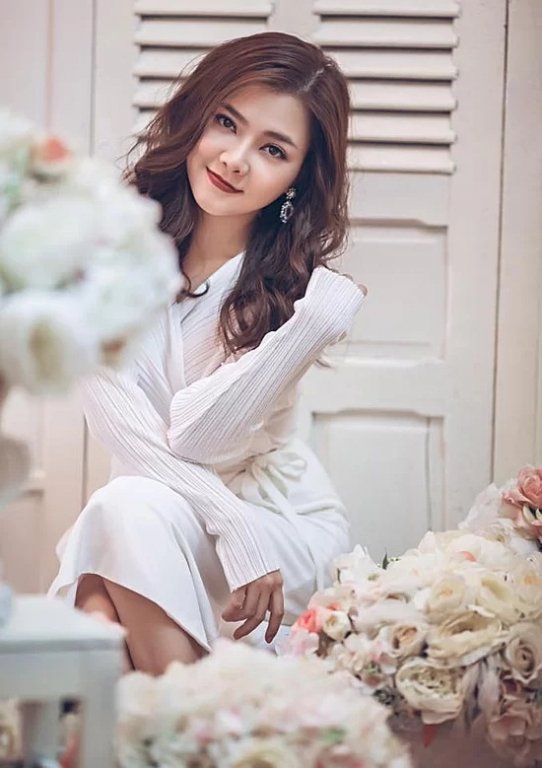 Thanh Ngọc - cựu thành viên nhóm nhạc Mắt Ngọc - bất ngờ chia sẻ niềm hạnh phúc được làm mẹ. Đây là con trai đầu lòng của cô và ông xã sau 8 năm kết hôn.