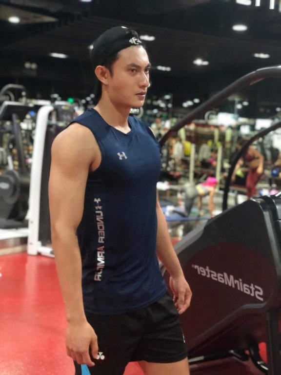 … và góc nghiêng “chuẩn” nam thân.