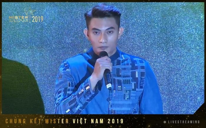Phạm Minh Quyền tự tin giới thiệu dự án cộng đồng giúp người dân Tây Nguyên khắc phục hậu quả do bão, lũ.