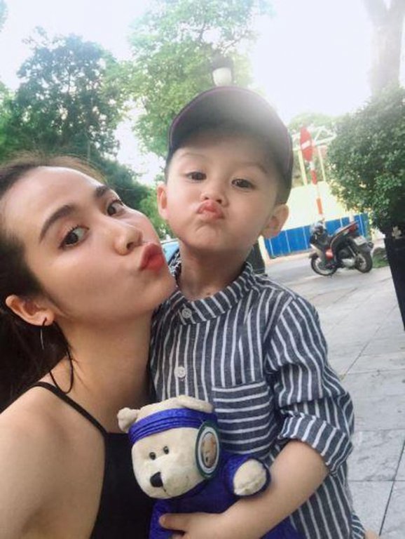 Ở tuổi 22, Huyền Lizze khiến nhiều người tiếc nuối khi chọn lập gia đình và lùi hẳn về sau hậu trường  để chăm lo gia đình. Những tưởng đây là một cái kết đẹp dành cho nữ diễn viên 9X nhưng cuối cùng ở tuổi 29, cô vẫn phải một mình mạnh mẽ đứng dậy trong chính cuộc hôn nhân của mình.