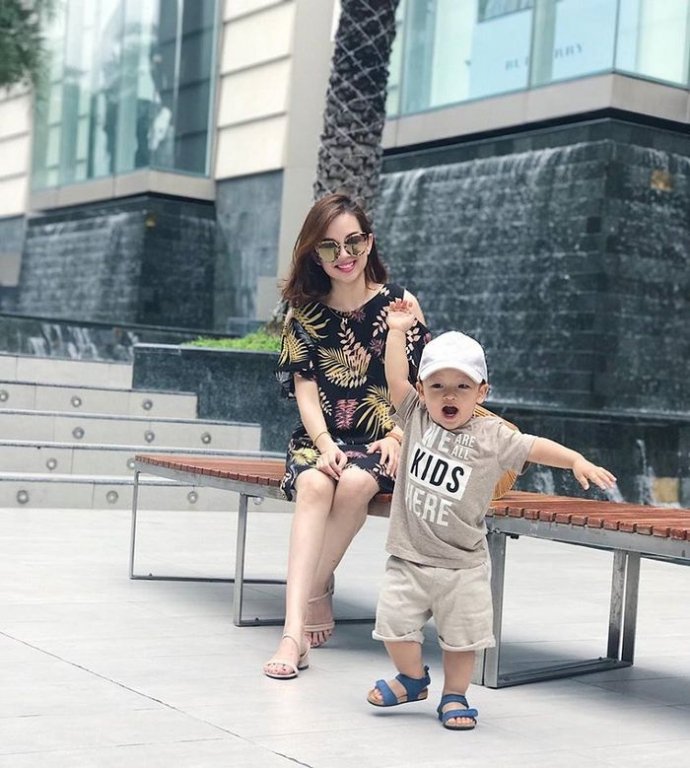 Sau 4 năm làm mẹ đơn thân, cựu hotgirl 1990 đang có cuộc sống khá bình yên bên con trai của mình.