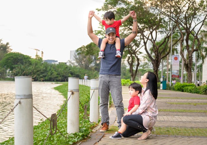 Baggio hạnh phúc bên vợ và hai cậu con trai sinh đôi của mình