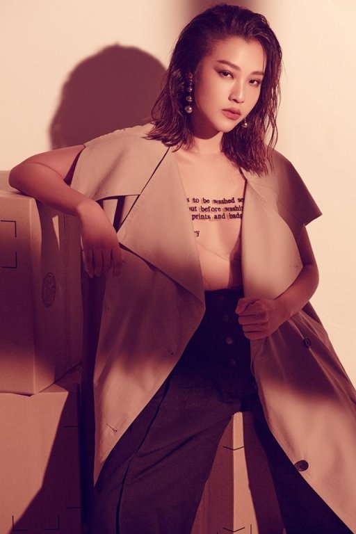 nhan-sac-nong-bong-cua-mc-a-hau-hoang-oanh
