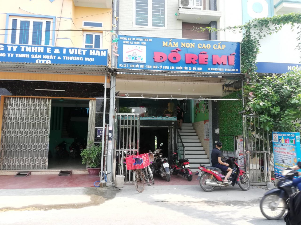 co-so-trong-tre-bat-ngo-dong-cua-sau-khi-bo-quen-tre-3-tuoi-tren-xe-dua-don