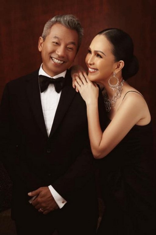 diem-my-6x-khoe-anh-cuoi-ngot-ngao-ben-chong-doanh-nhan