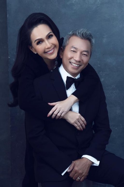 diem-my-6x-khoe-anh-cuoi-ngot-ngao-ben-chong-doanh-nhan