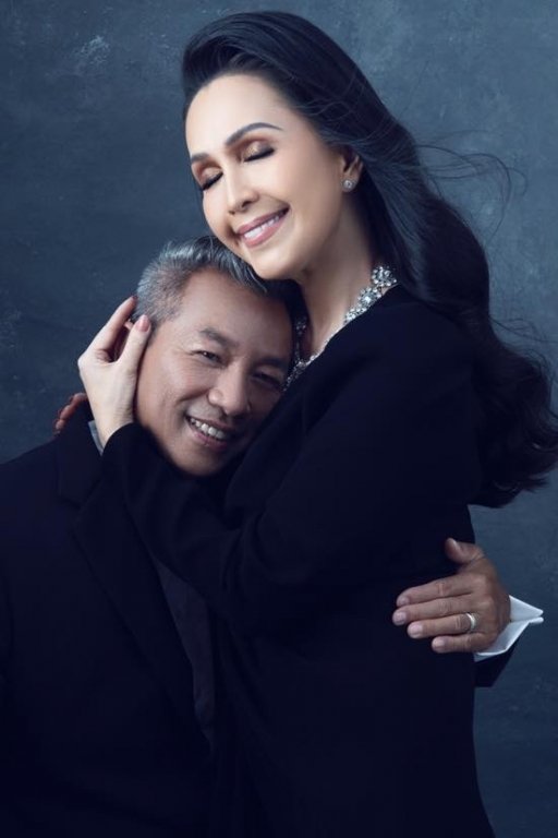 diem-my-6x-khoe-anh-cuoi-ngot-ngao-ben-chong-doanh-nhan