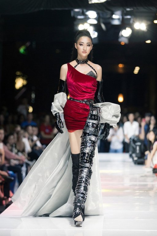 luong-thuy-linh-catwalk-voi-than-thai-lanh-bang-sau-on-ao-mua-giai-hoa-hau-viet-nam-2019