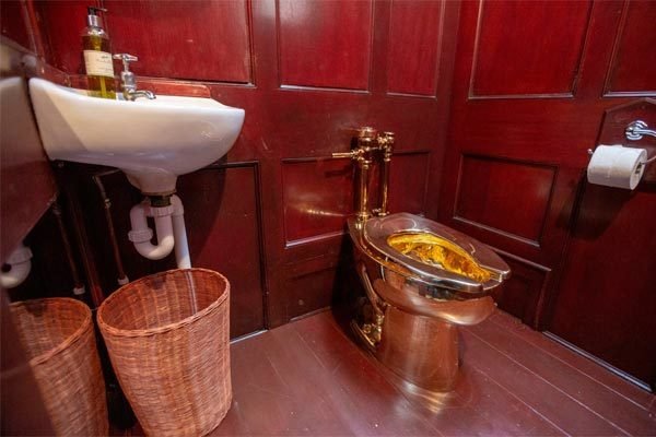 Ngắm bồn cầu vàng giá gần 140 tỷ trước khi bị đánh cắp khỏi Anh