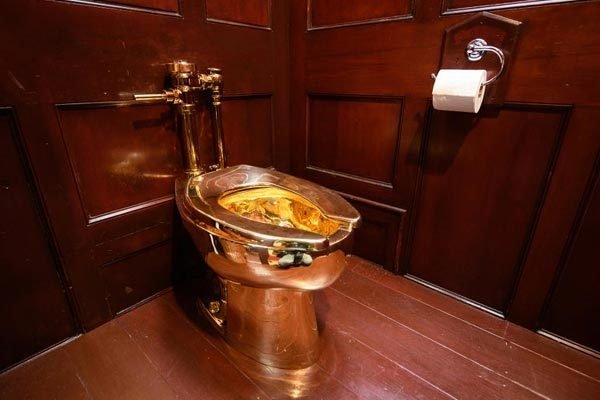 Ngắm bồn cầu vàng giá gần 140 tỷ trước khi bị đánh cắp khỏi Anh