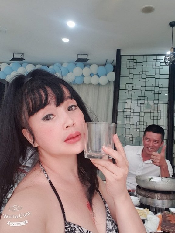 NSND Lan Hương đăng ảnh đi nhậu cùng chồng và bạn chồng.