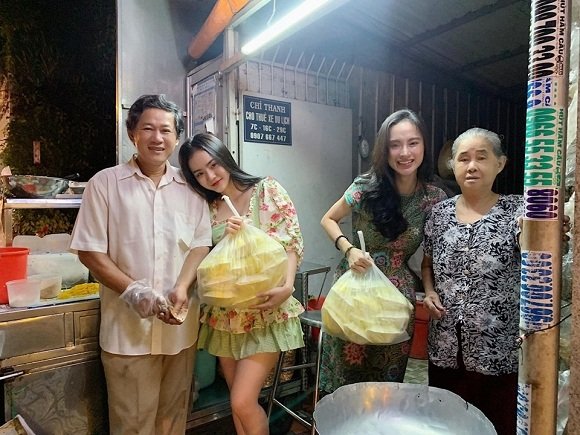 Angela Phương Trinh và em gái về quê thăm bà ngoại.