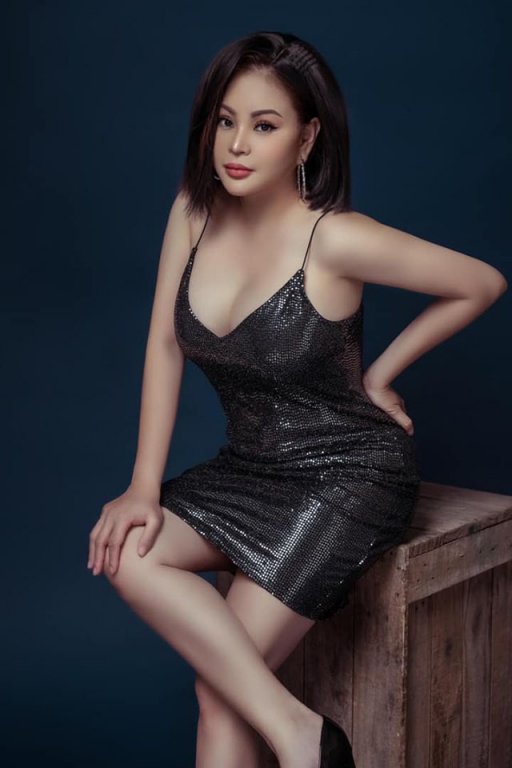 le_giang_khoe_vong_1_cang_tran_o_tuoi_u50_hybe.jpg