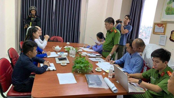 Cơ quan Công an đọc lệnh bắt giữ. (Ảnh: SGGP).