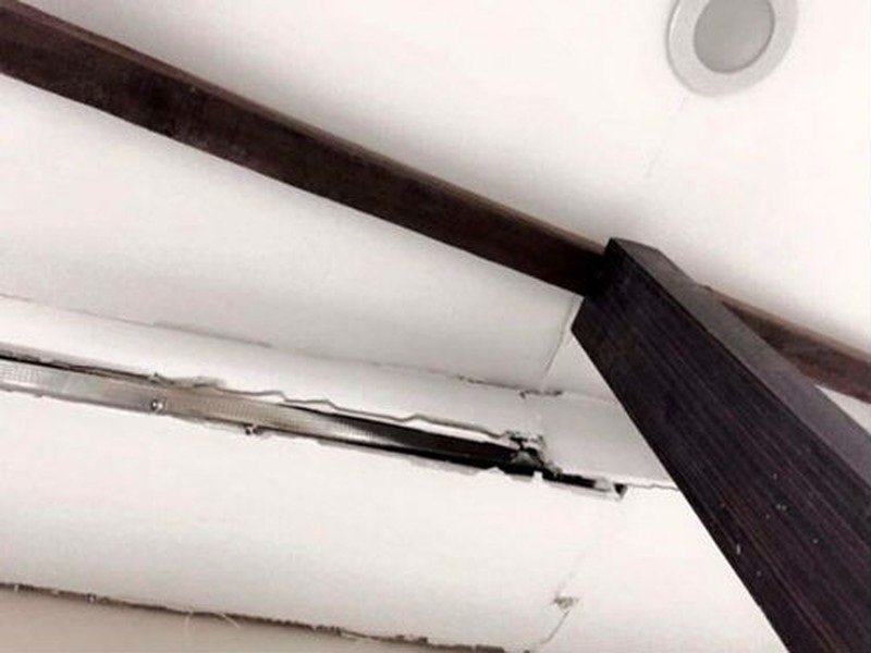 Hình ảnh trần nhà gia đình chị K ở Ecohme1 bị sập, phải dùng thanh gỗ để chống đỡ. (Ảnh: Một thế giới).