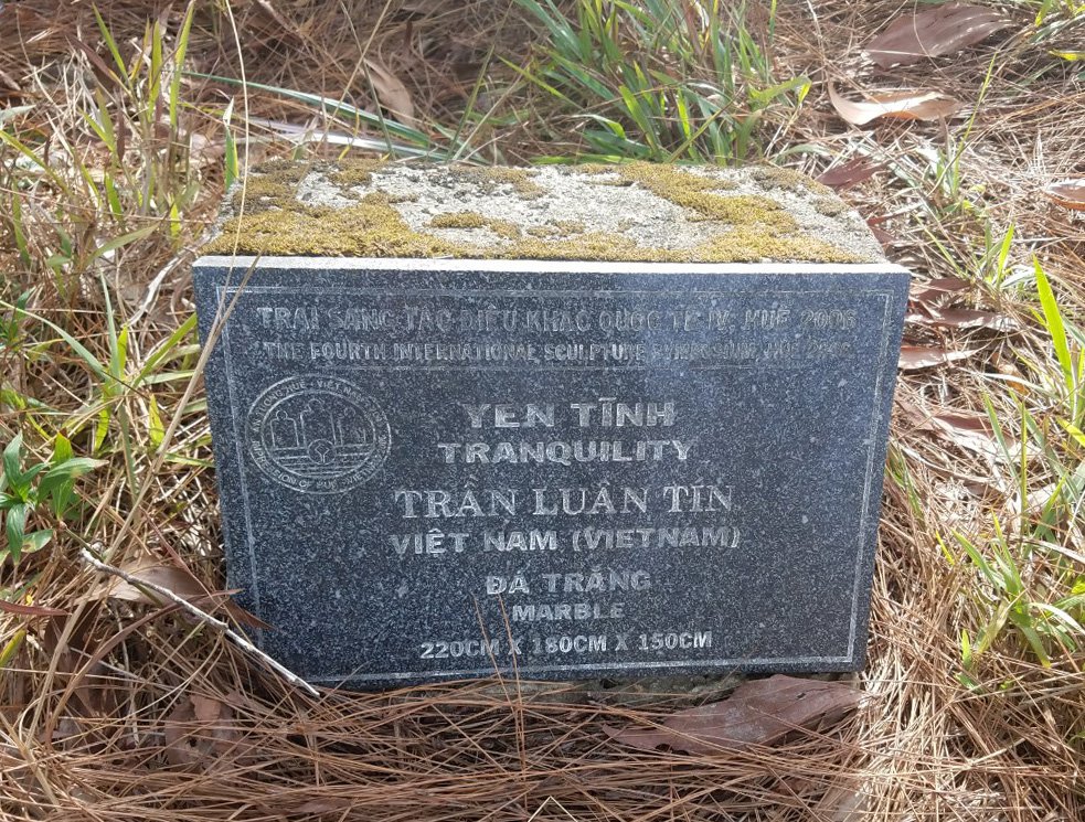 hang-chuc-buc-tuong-bi-ve-bay-xuong-cap-o-cong-vien-ma-mi-cua-co-do-hue