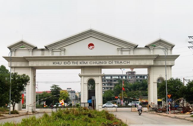 Cổng vào khu đô thị hoành tráng nhưng bên trong thì khó hình dung. (Ảnh: IT).